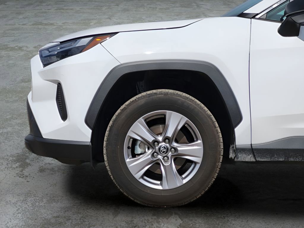 Used 2025 Toyota RAV4 LE AWD/4WD image 9