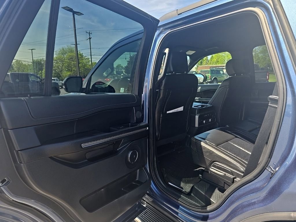 Used 2019 Ford Expedition XLT w/ Equipment Group 202A AWD/4WD image 31