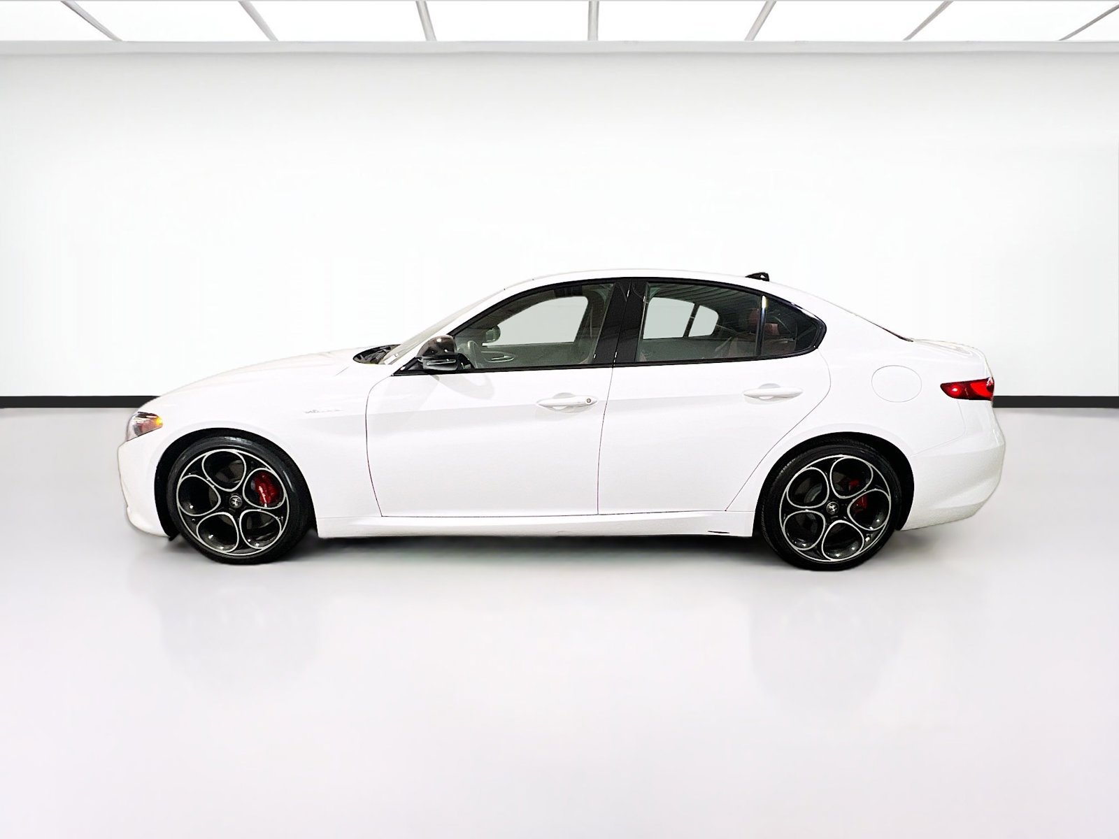 Used 2023 Alfa Romeo Giulia Veloce RWD image 24
