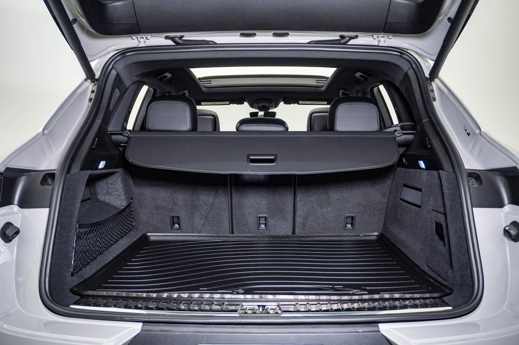 Certified 2025 Porsche Cayenne AWD/4WD image 28
