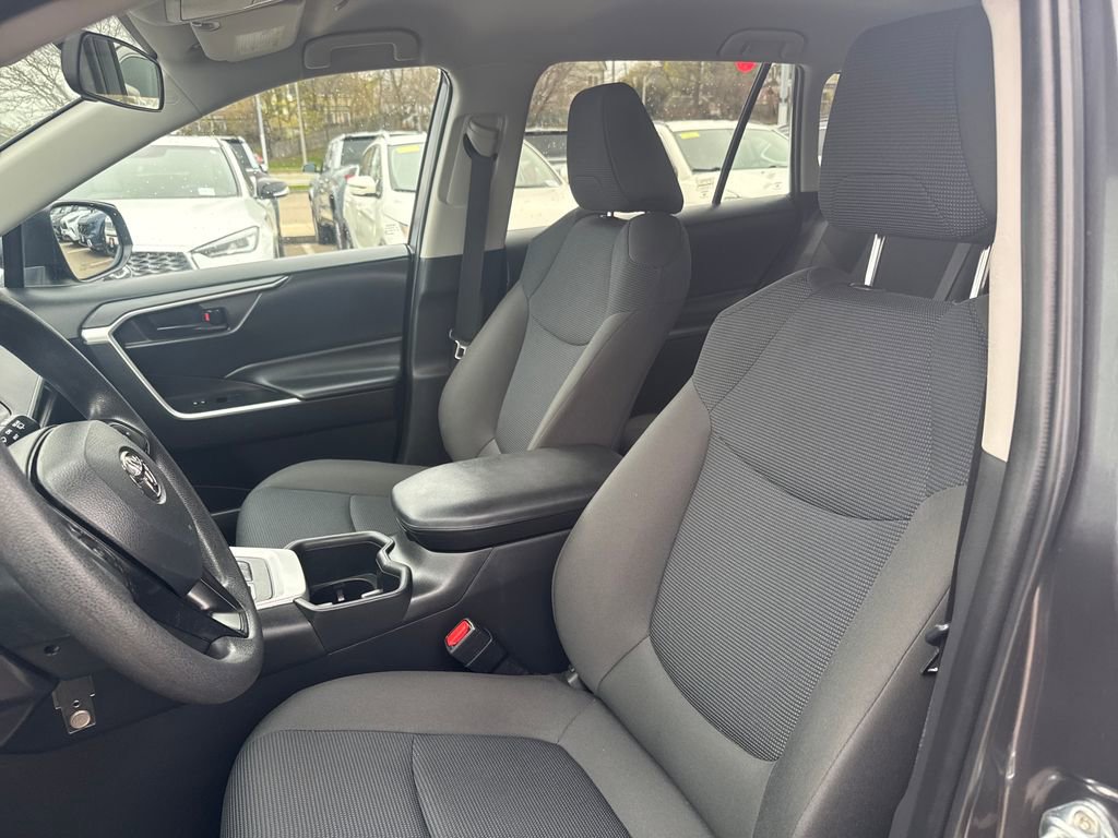 Used 2023 Toyota RAV4 LE AWD/4WD image 15