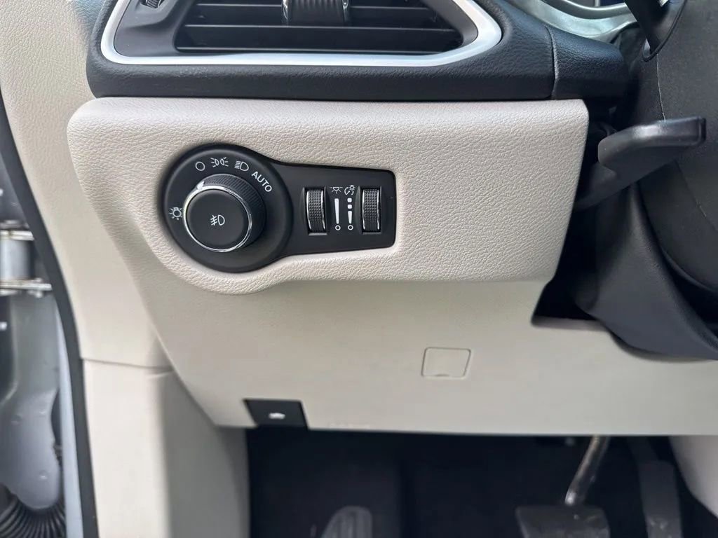 Used 2023 Chrysler Pacifica Touring-L image 11