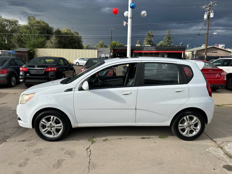 Used 2011 Chevrolet Aveo5 LT FWD image 4