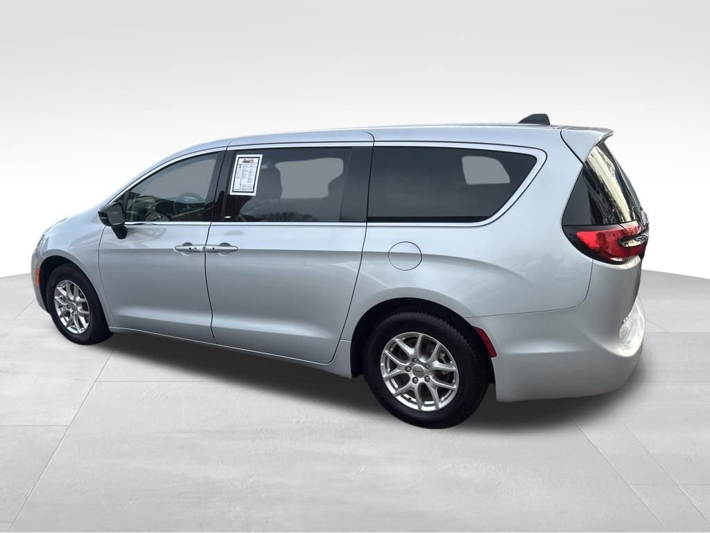 Used 2024 Chrysler Pacifica Touring-L image 16