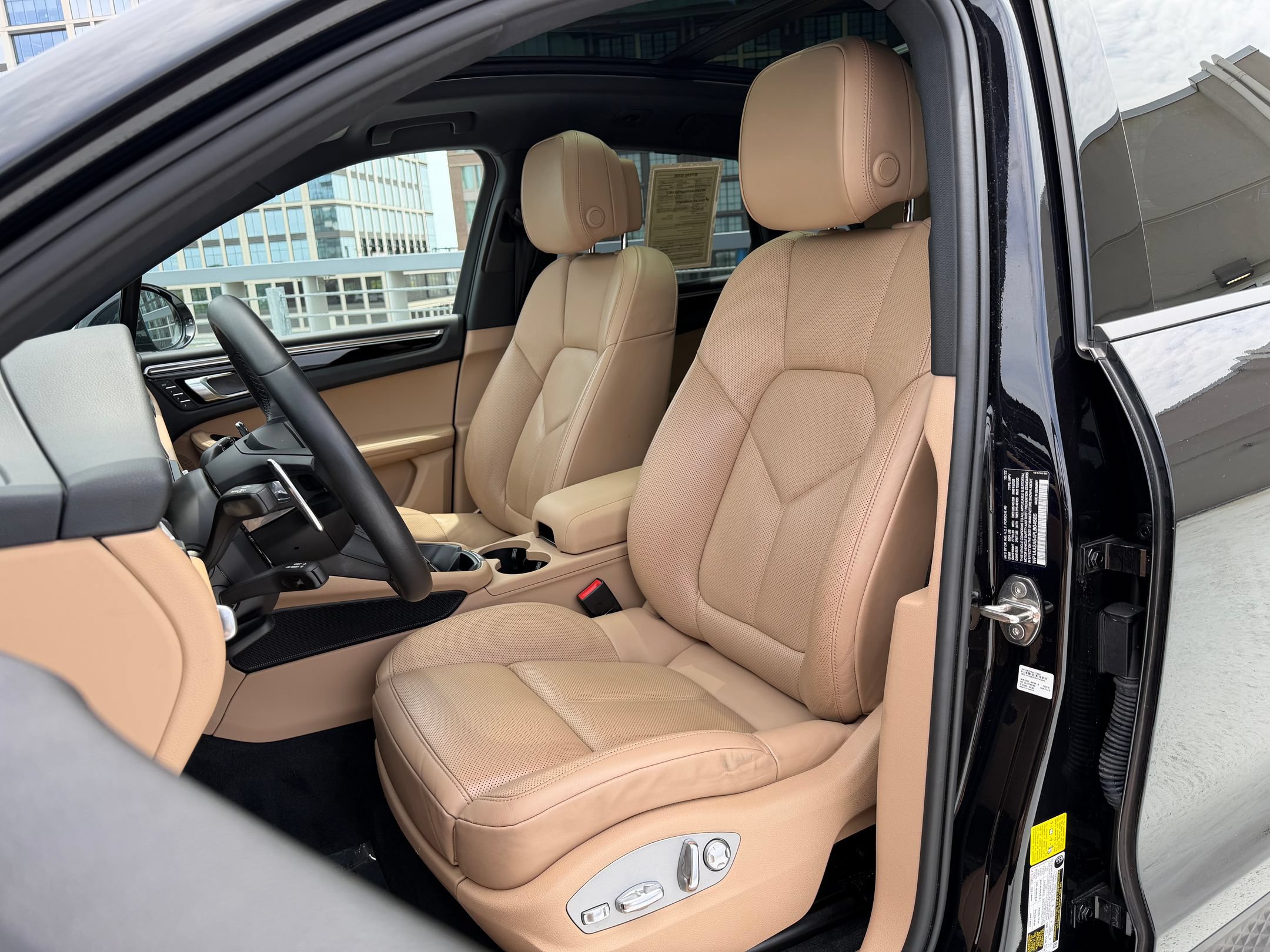 Certified 2023 Porsche Macan AWD/4WD image 5