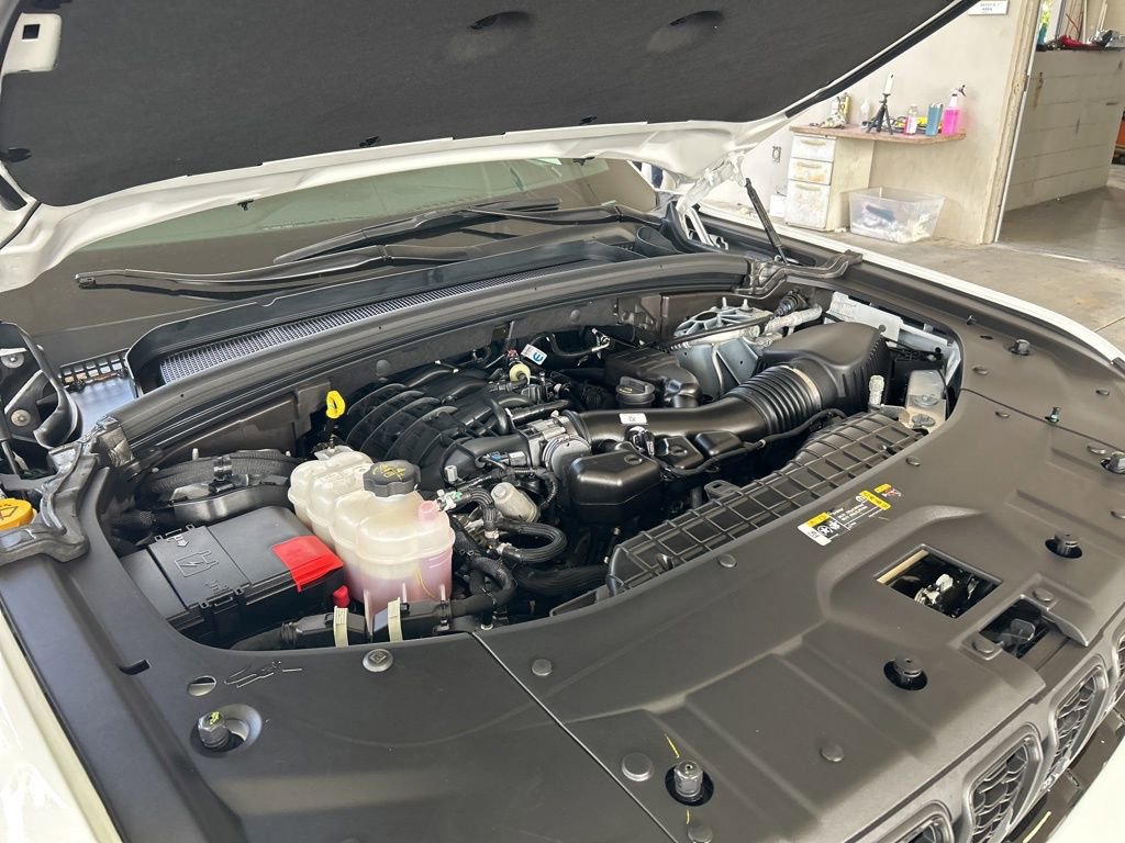 Used 2025 Jeep Grand Cherokee Altitude RWD image 10