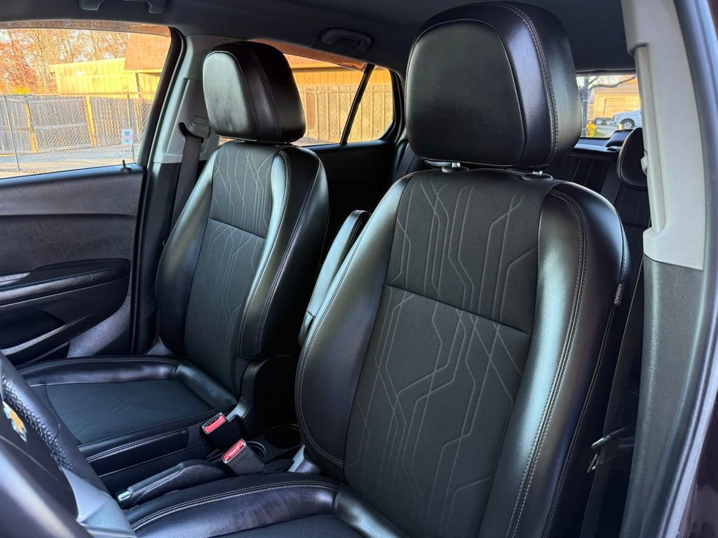 Used 2021 Chevrolet Trax LT w/ LT Convenience Package image 12