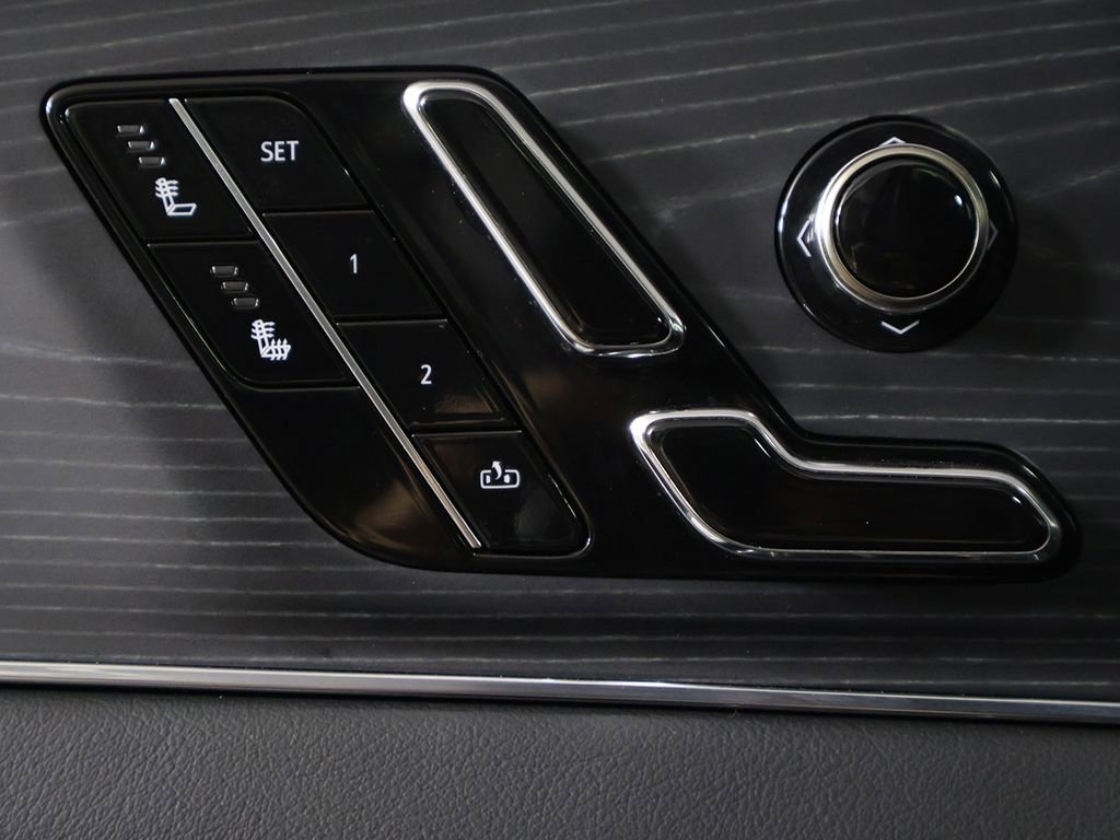 Used 2024 Cadillac Lyriq Luxury RWD image 36