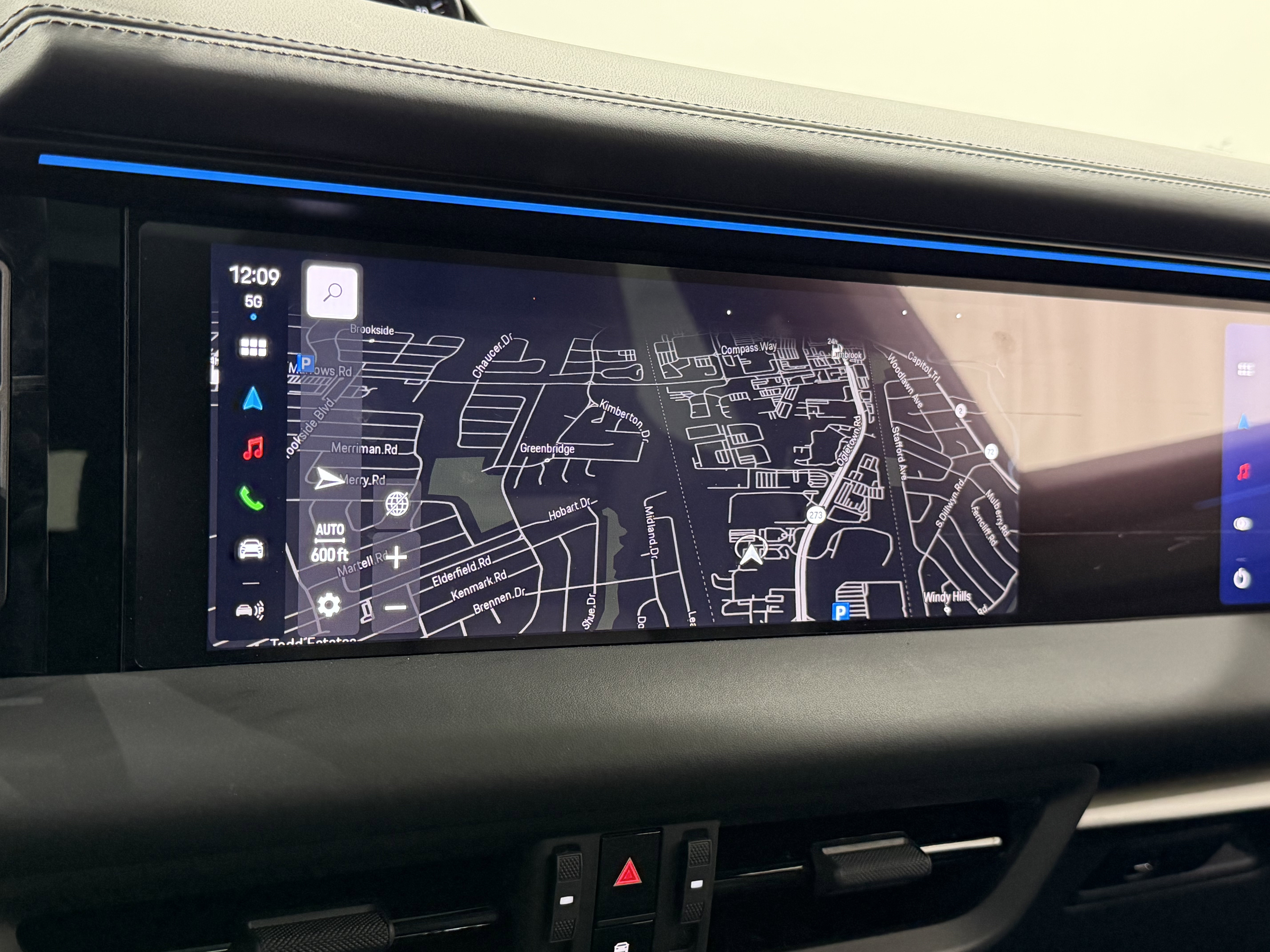 Certified 2025 Porsche Macan 4S Electric AWD/4WD image 47