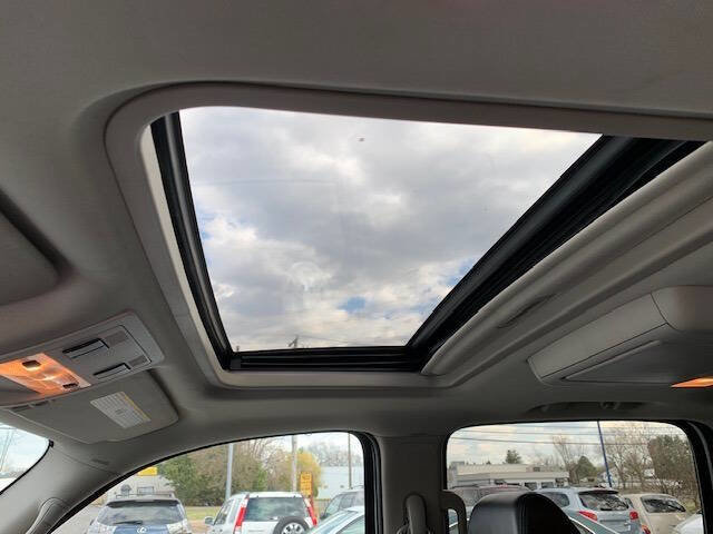 Used 2007 GMC Yukon XL SLT w/ SLT Preferred Equipment Group image 16