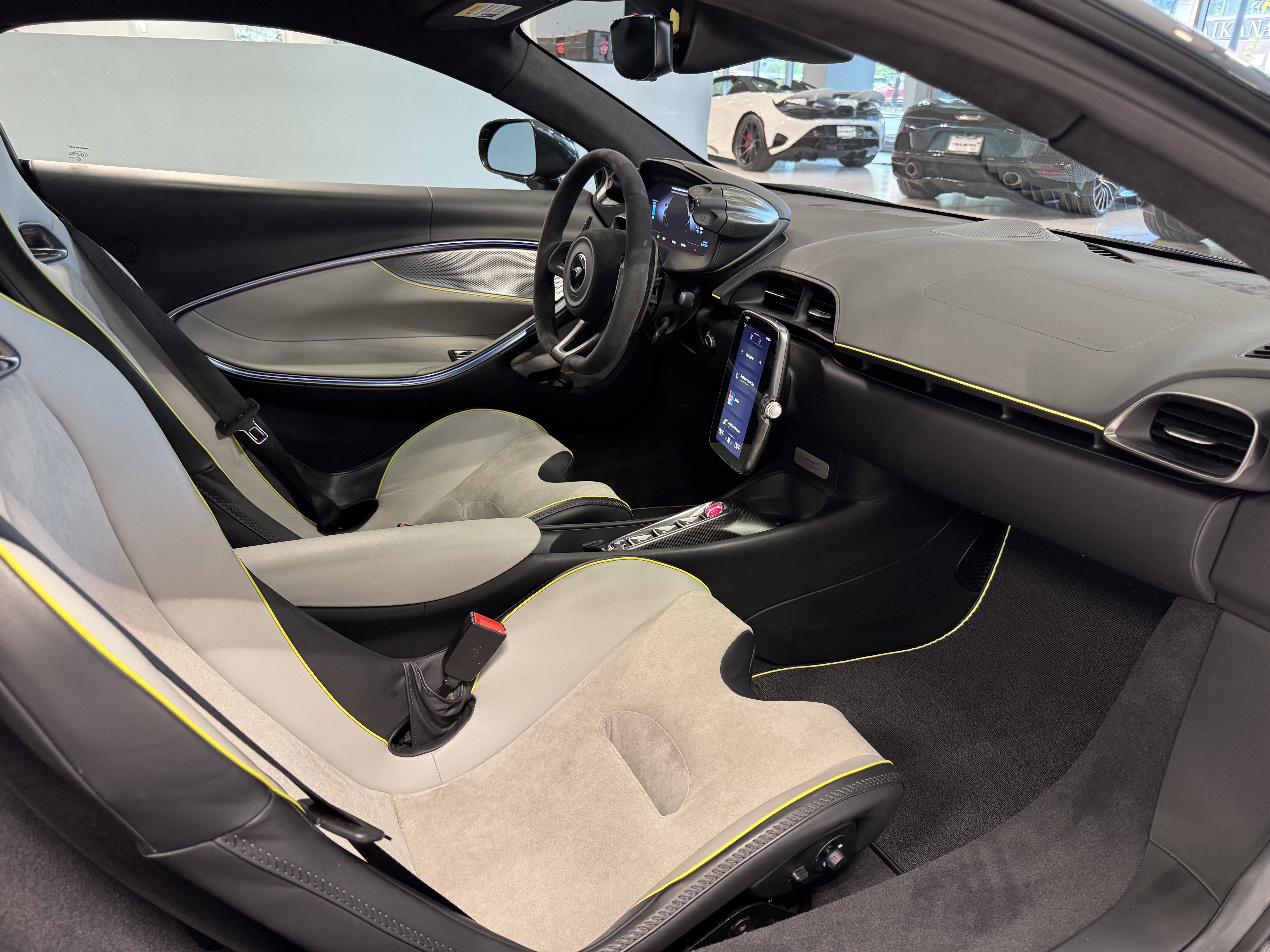 Used 2023 McLaren Artura image 13