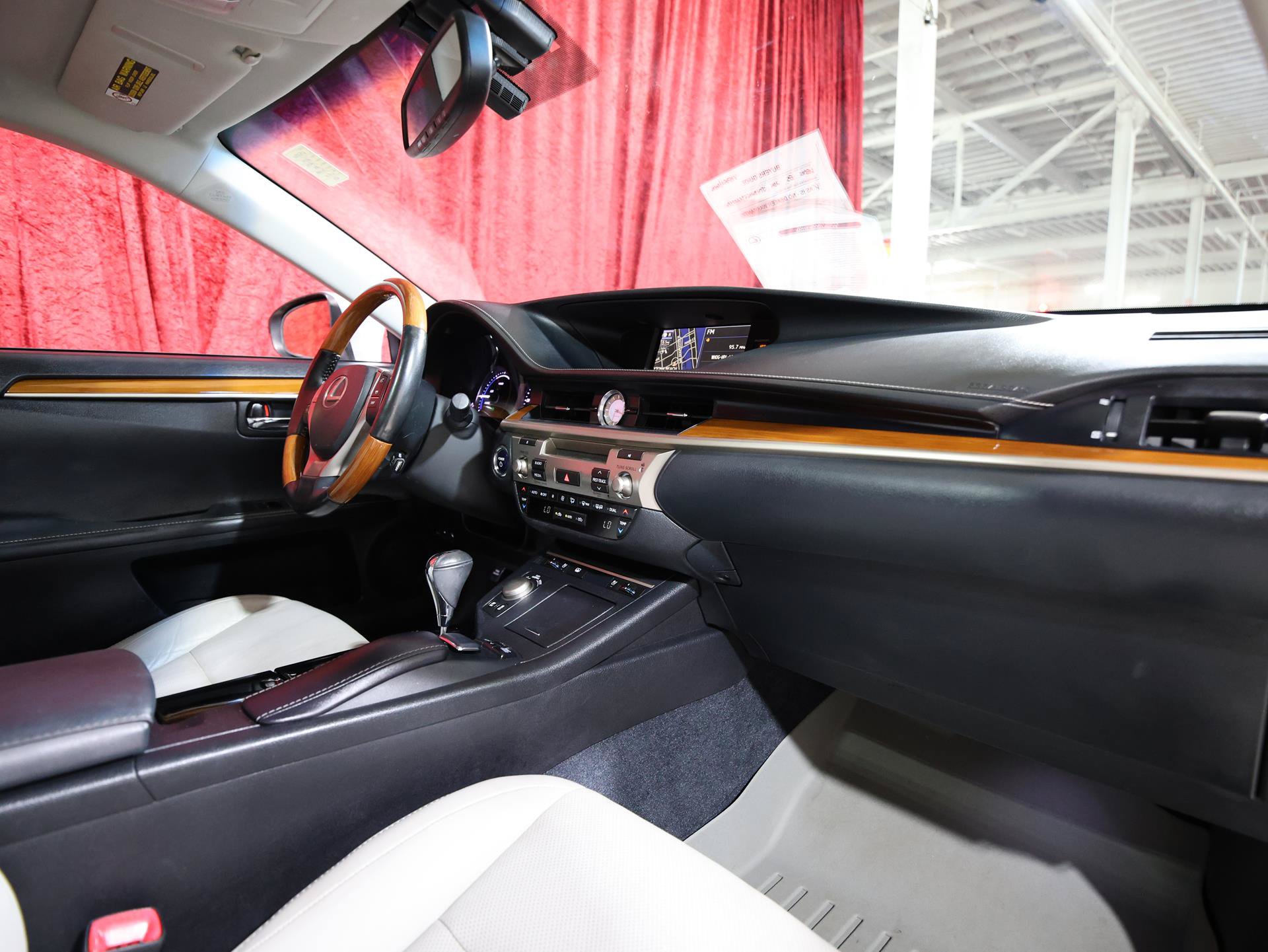 Used 2014 Lexus ES 300h w/ Luxury Package w/Bamboo Trim FWD image 24