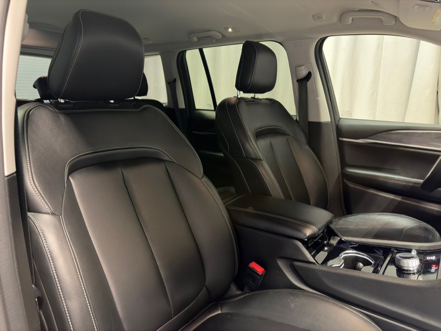 Used 2023 Jeep Grand Cherokee Limited w/ Black Appearance Package AWD/4WD image 15