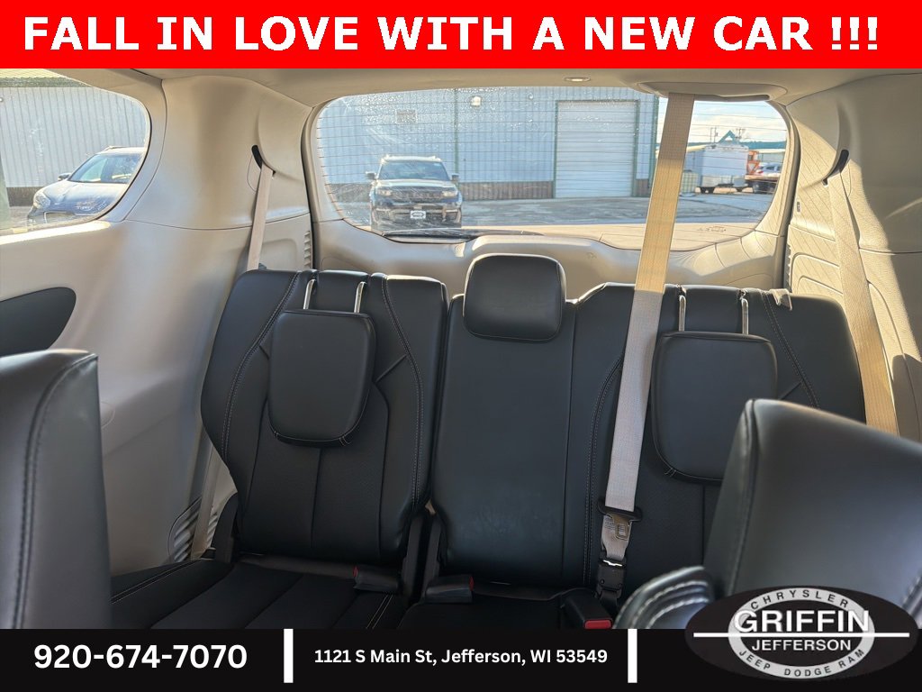 Used 2024 Chrysler Pacifica Select image 18