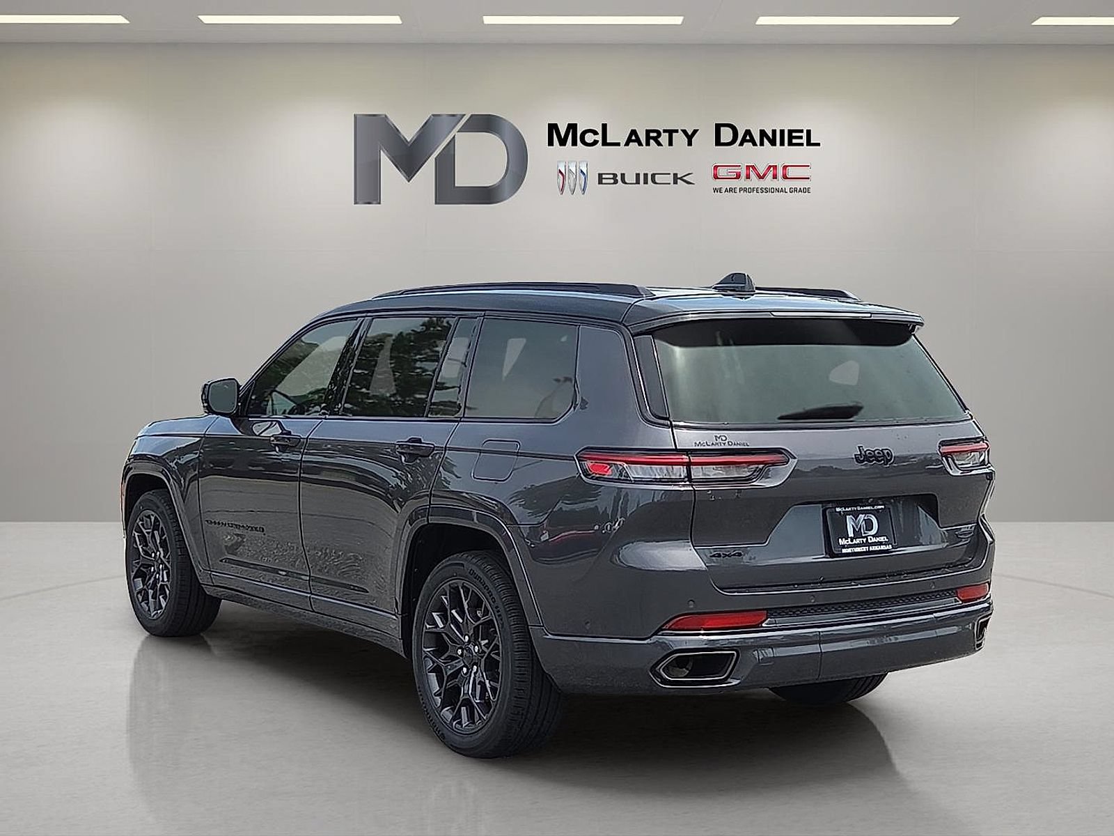 Used 2024 Jeep Grand Cherokee L Summit w/ High Altitude Package AWD/4WD image 13