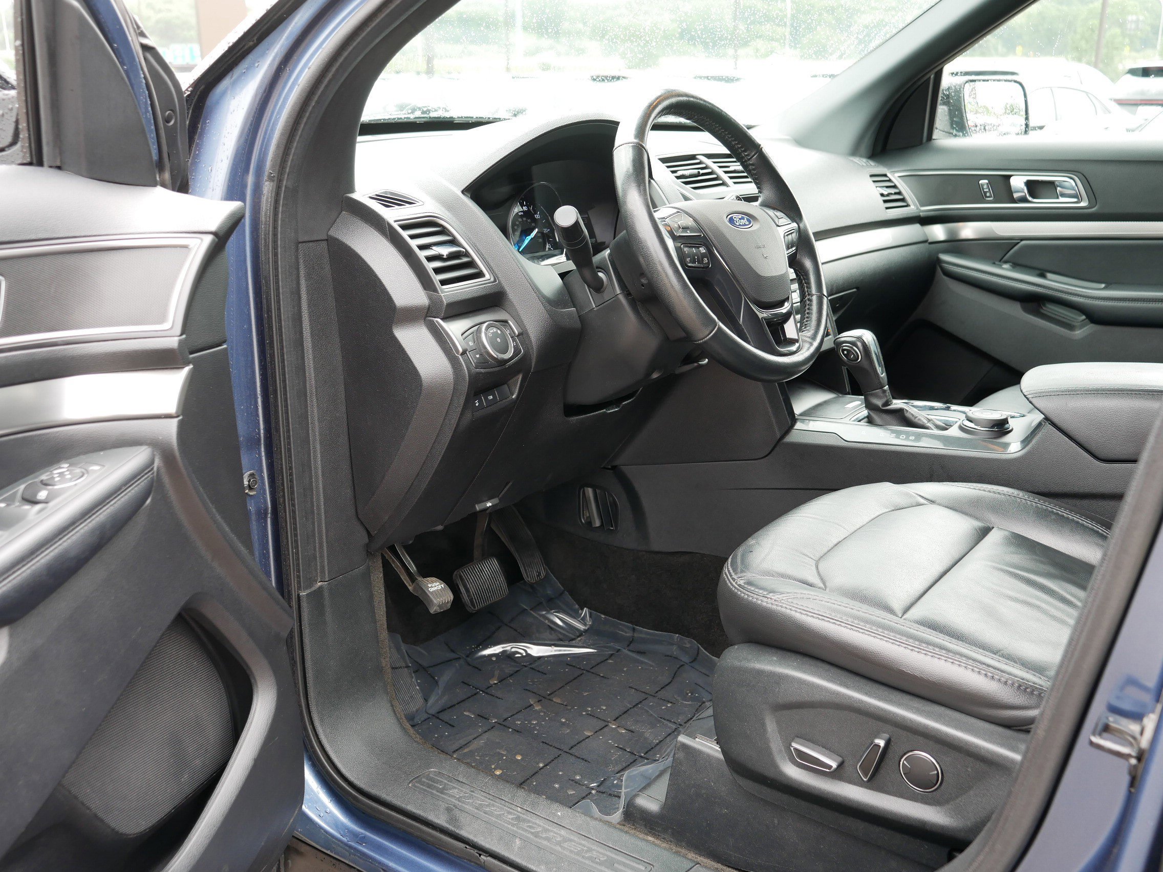 Used 2018 Ford Explorer XLT w/ Equipment Group 202A AWD/4WD image 11