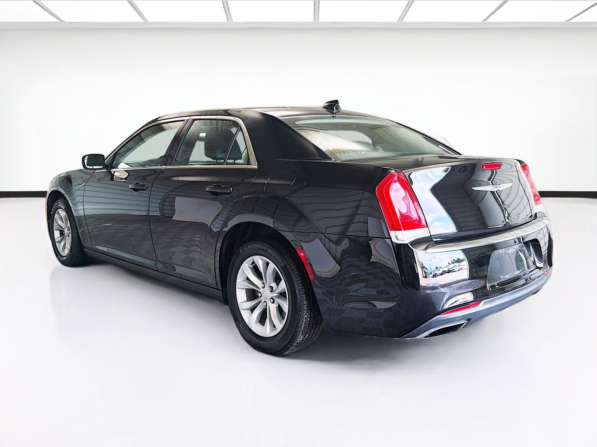 Used 2016 Chrysler 300 Limited image 6