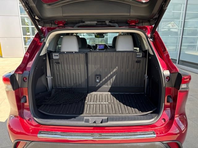 Used 2023 Toyota Highlander XLE AWD/4WD image 30