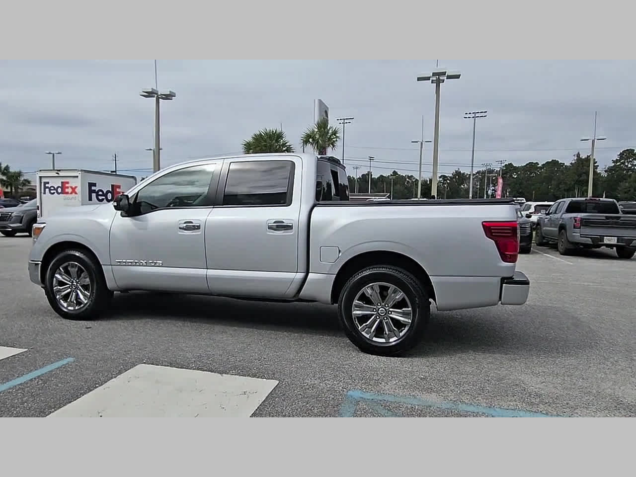 Used 2018 Nissan Titan SV w/ SV Convenience Package RWD image 27