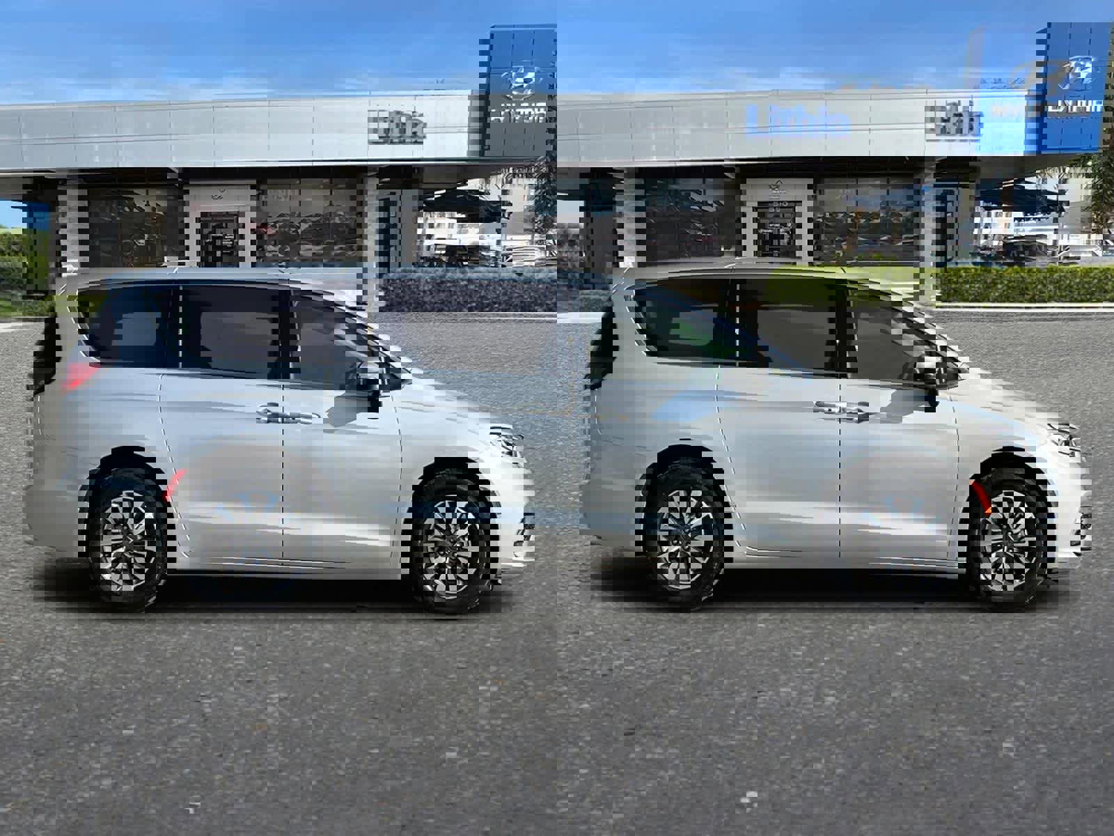 Used 2023 Chrysler Pacifica Touring-L image 9