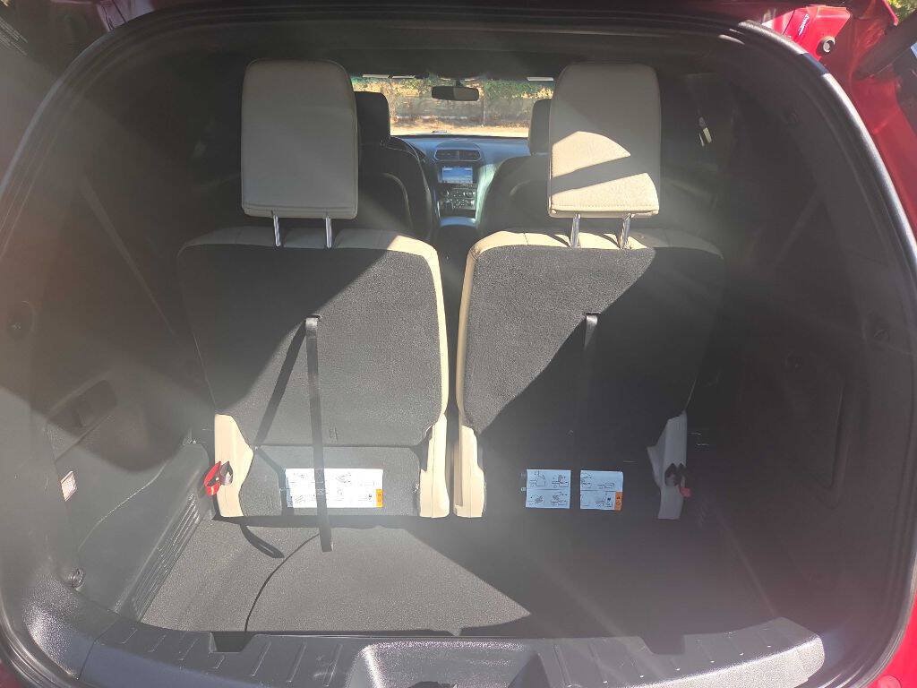 Used 2018 Ford Explorer XLT w/ Equipment Group 202A FWD image 21