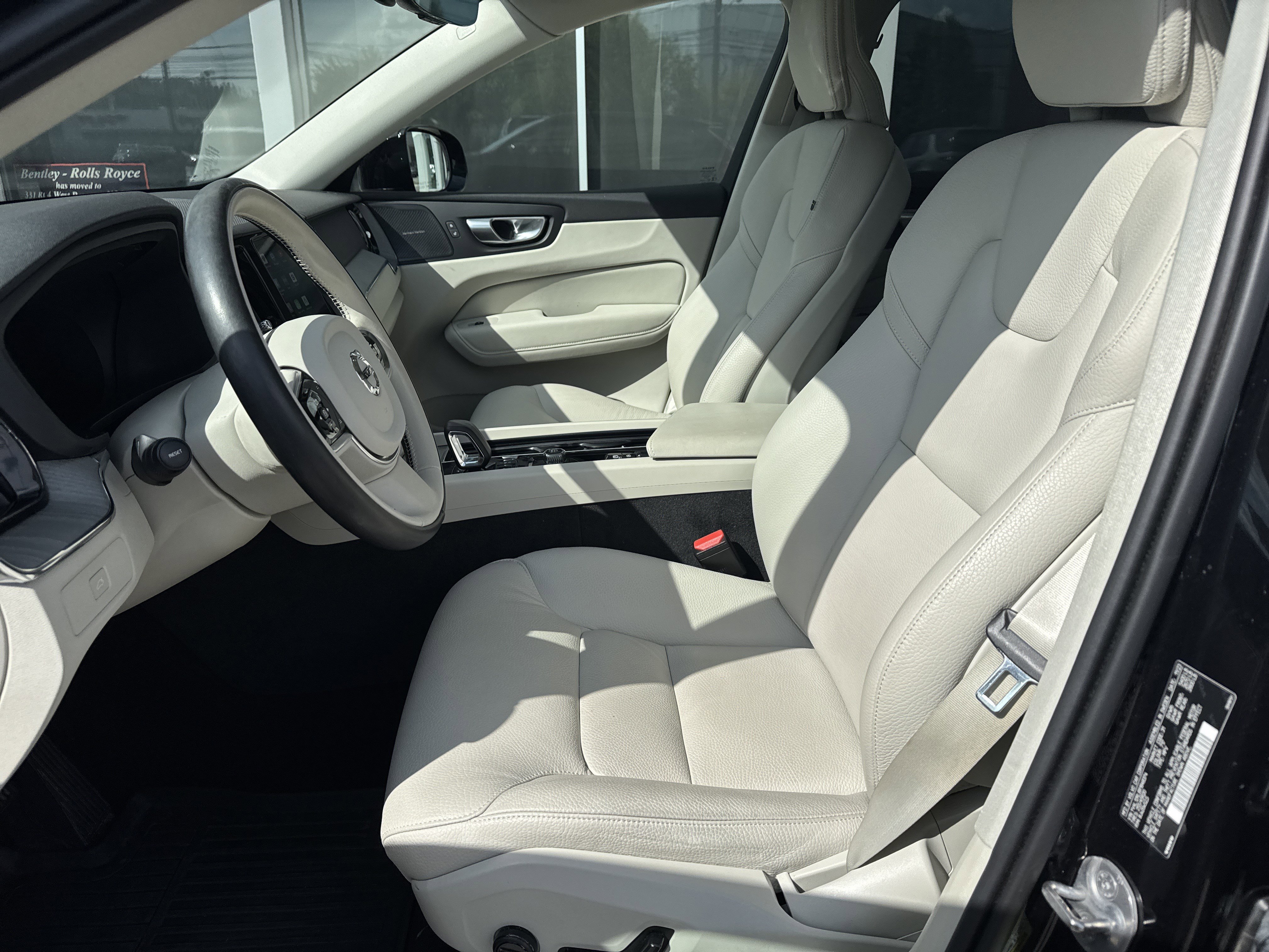 Used 2024 Volvo XC60 B5 Plus w/ Protection Package Premier image 16