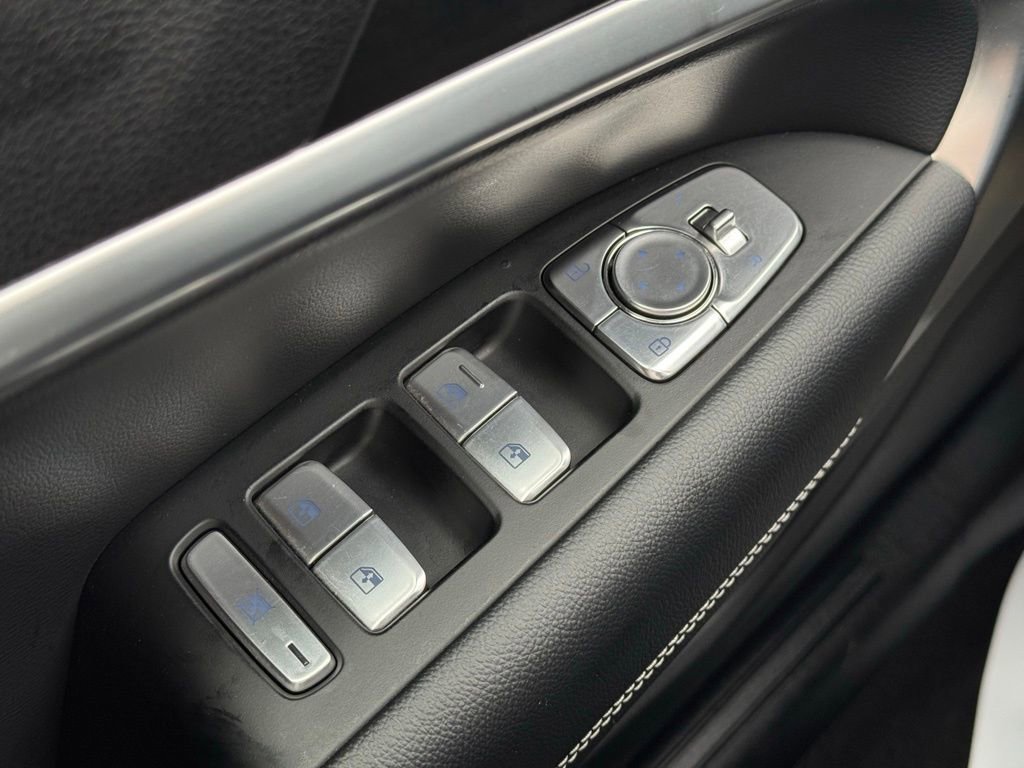 Used 2025 Genesis G70 2.5T image 31