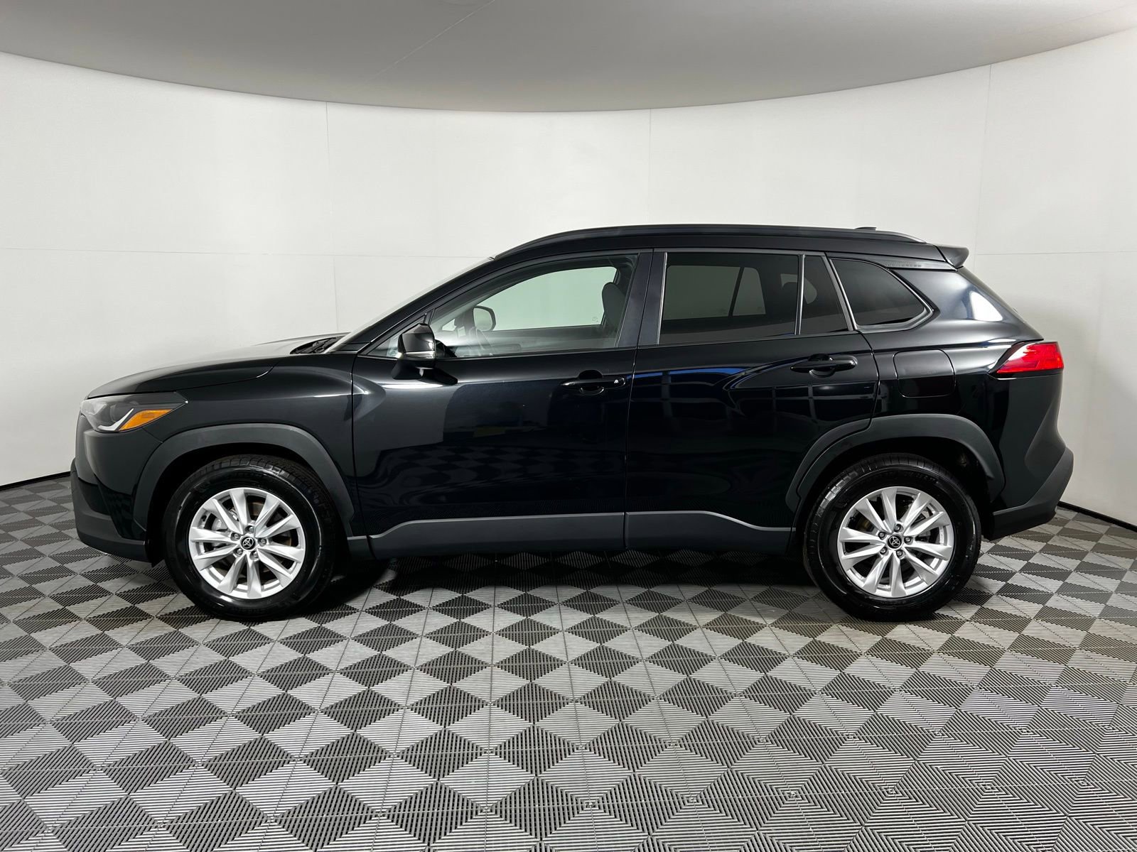 Certified 2025 Toyota Corolla Cross LE image 8