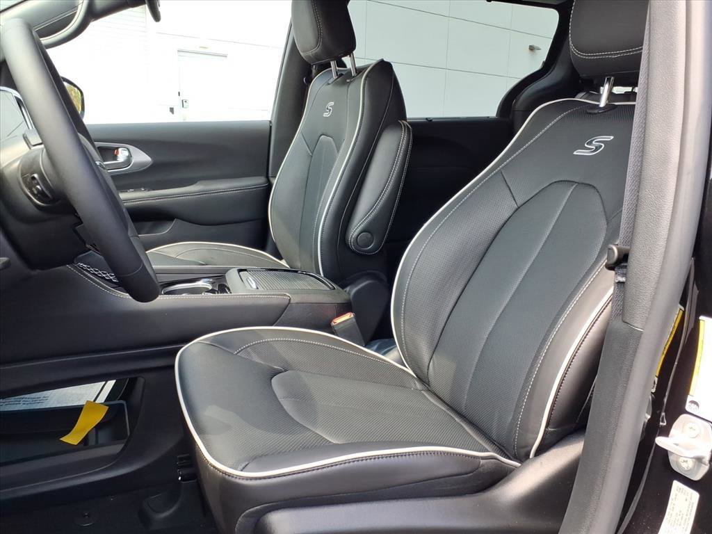 New 2026 Chrysler Pacifica Limited w/ S Appearance Package image 6