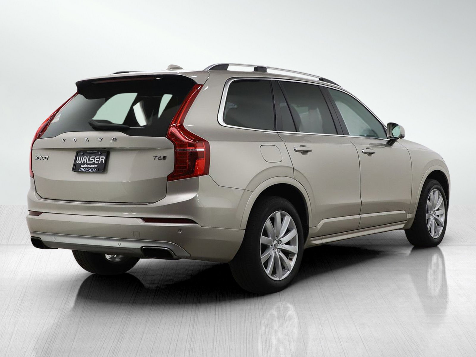 Used 2016 Volvo XC90 T6 Momentum w/ Momentum Plus Package AWD/4WD image 5