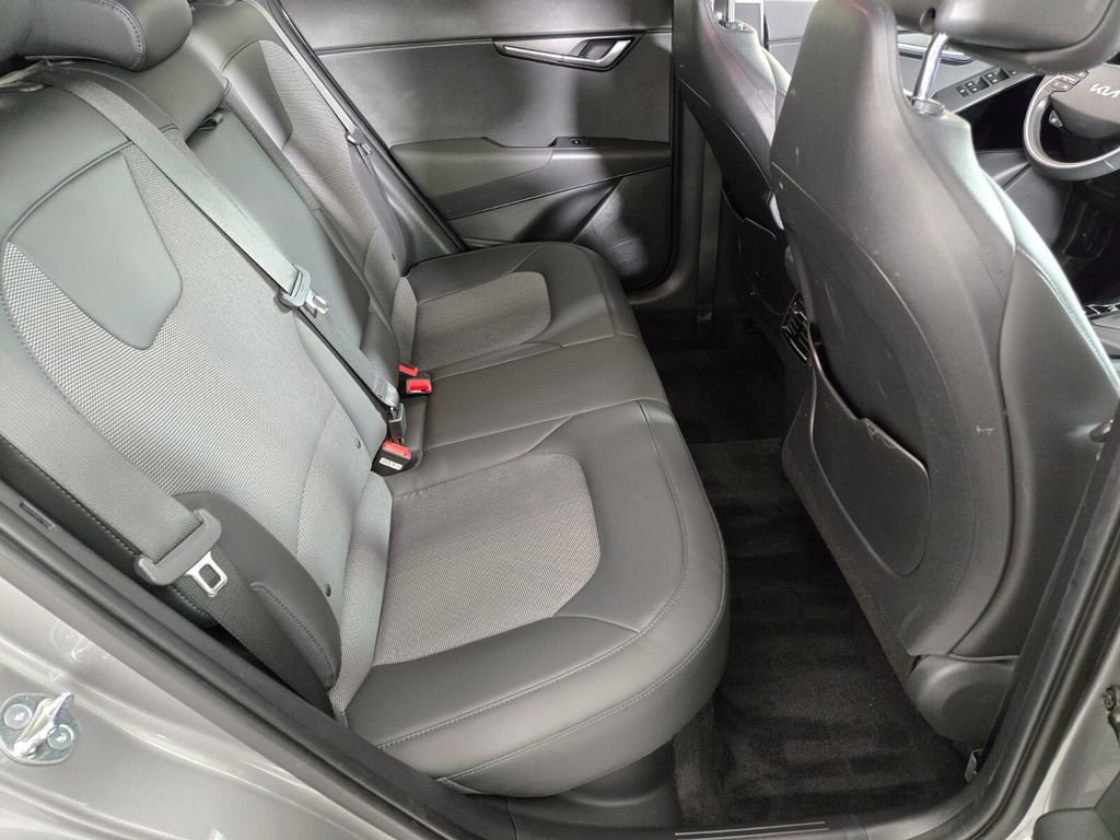 Used 2023 Kia Niro EX FWD image 20