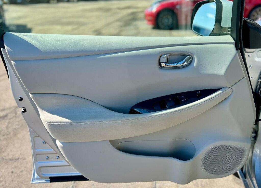Used 2012 Nissan Leaf SL image 11