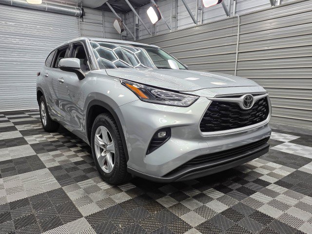 Used 2021 Toyota Highlander LE FWD image 4