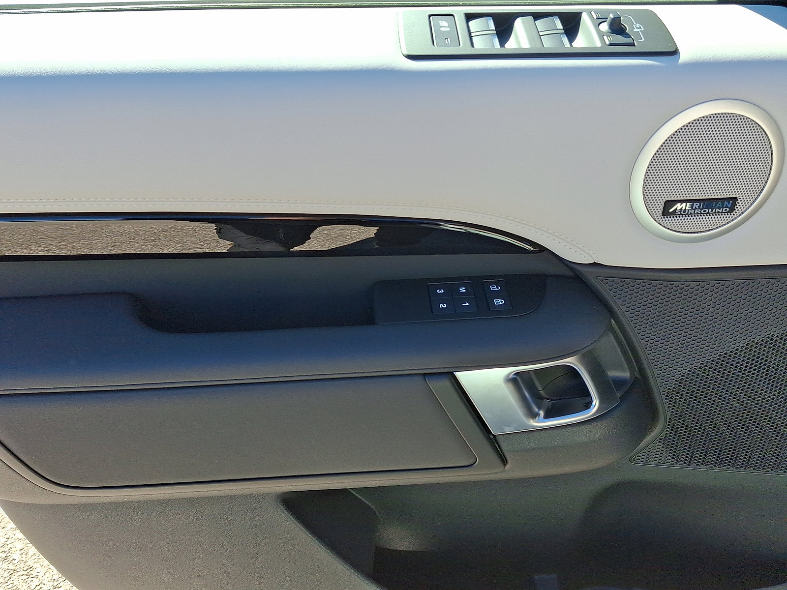 New 2026 Land Rover Discovery S image 5