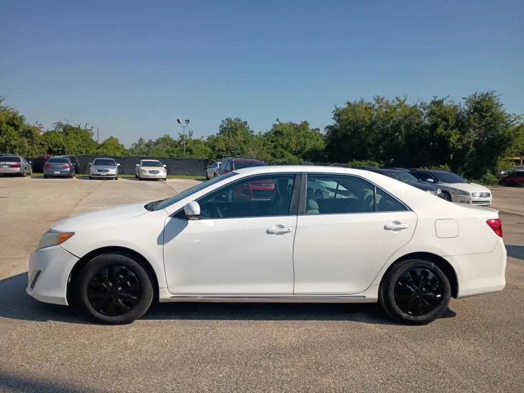 Used 2012 Toyota Camry LE FWD image 2