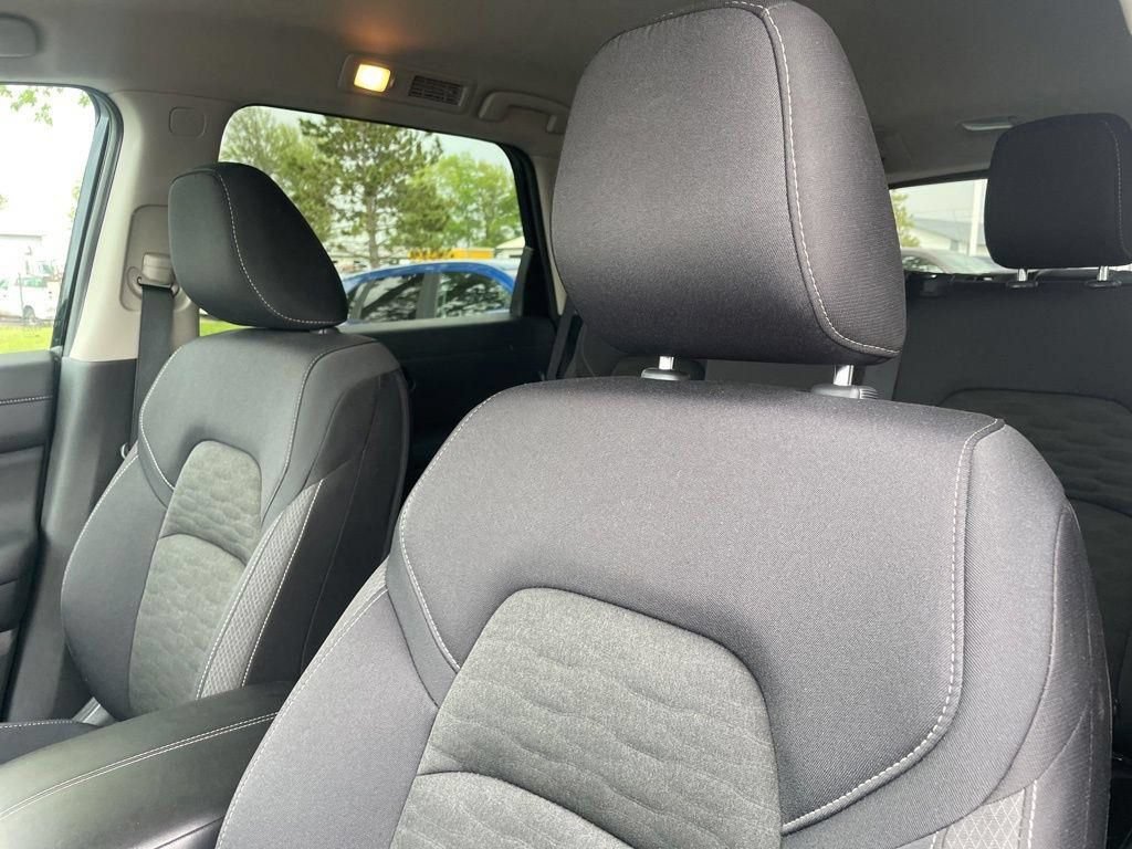 Used 2025 Nissan Pathfinder SV AWD/4WD image 17