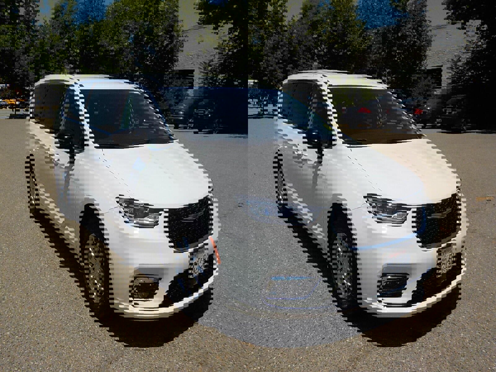 Used 2024 Chrysler Pacifica Touring-L image 3