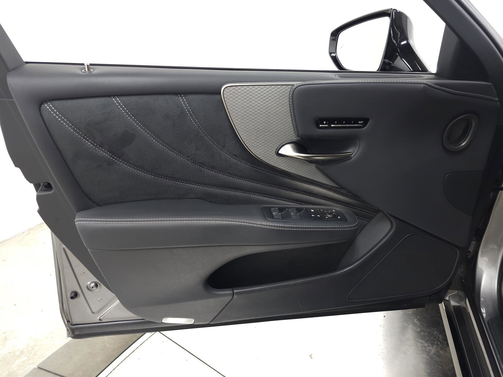 Certified 2023 Lexus LS 500 F Sport w/ Accessory Package (Z2) image 15
