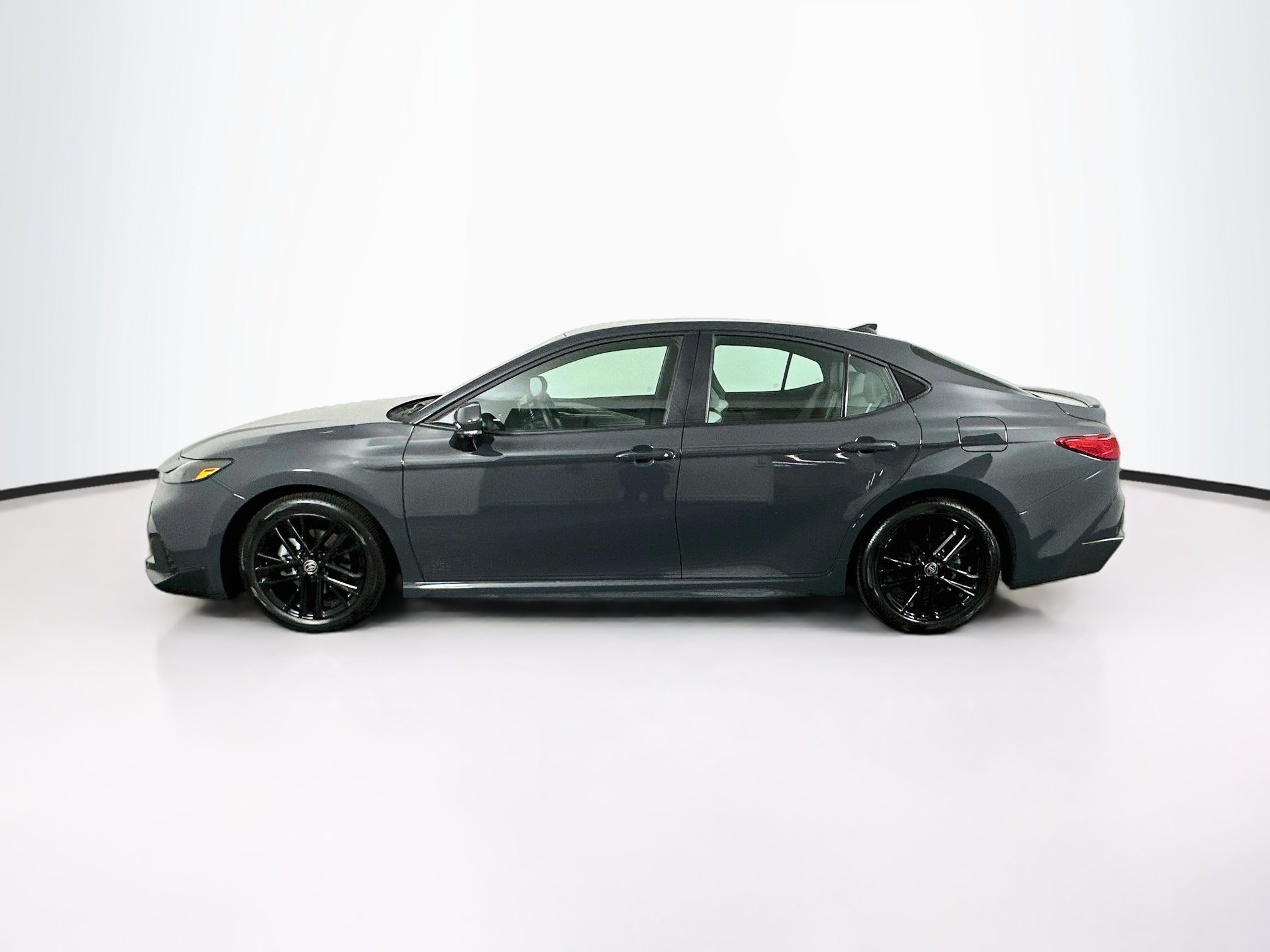 Used 2026 Toyota Camry SE w/ Convenience Package FWD image 4