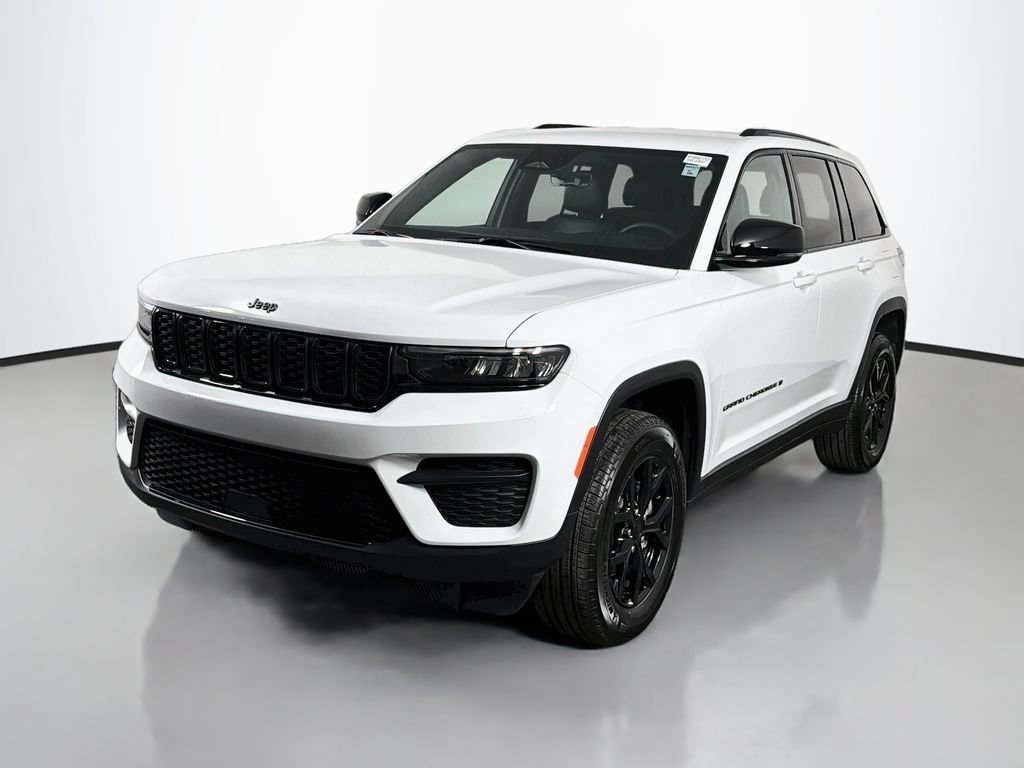 Used 2025 Jeep Grand Cherokee Altitude AWD/4WD image 3