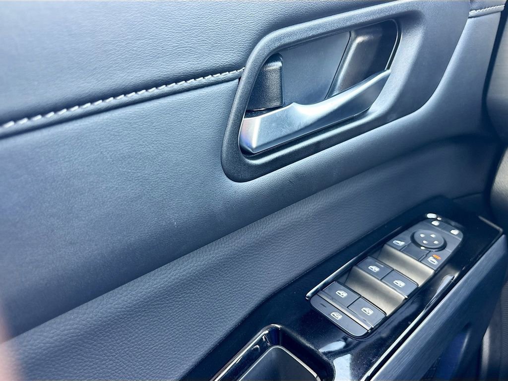 Used 2025 Nissan Pathfinder SL w/ Lighting Package (N92) image 18
