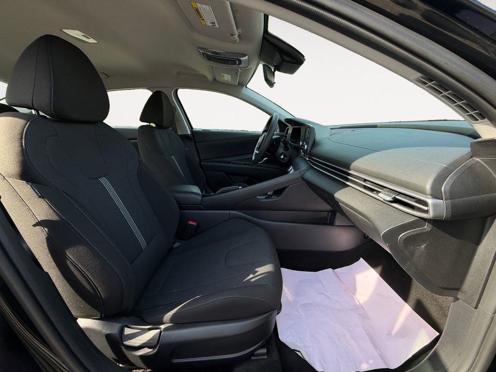 Used 2025 Hyundai Elantra SE w/ Cargo Package image 13