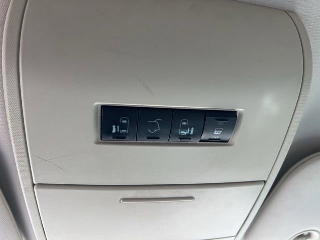 Used 2009 Chrysler Town & Country Touring image 18