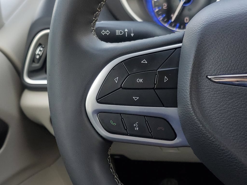 Used 2024 Chrysler Pacifica Touring-L FWD image 22