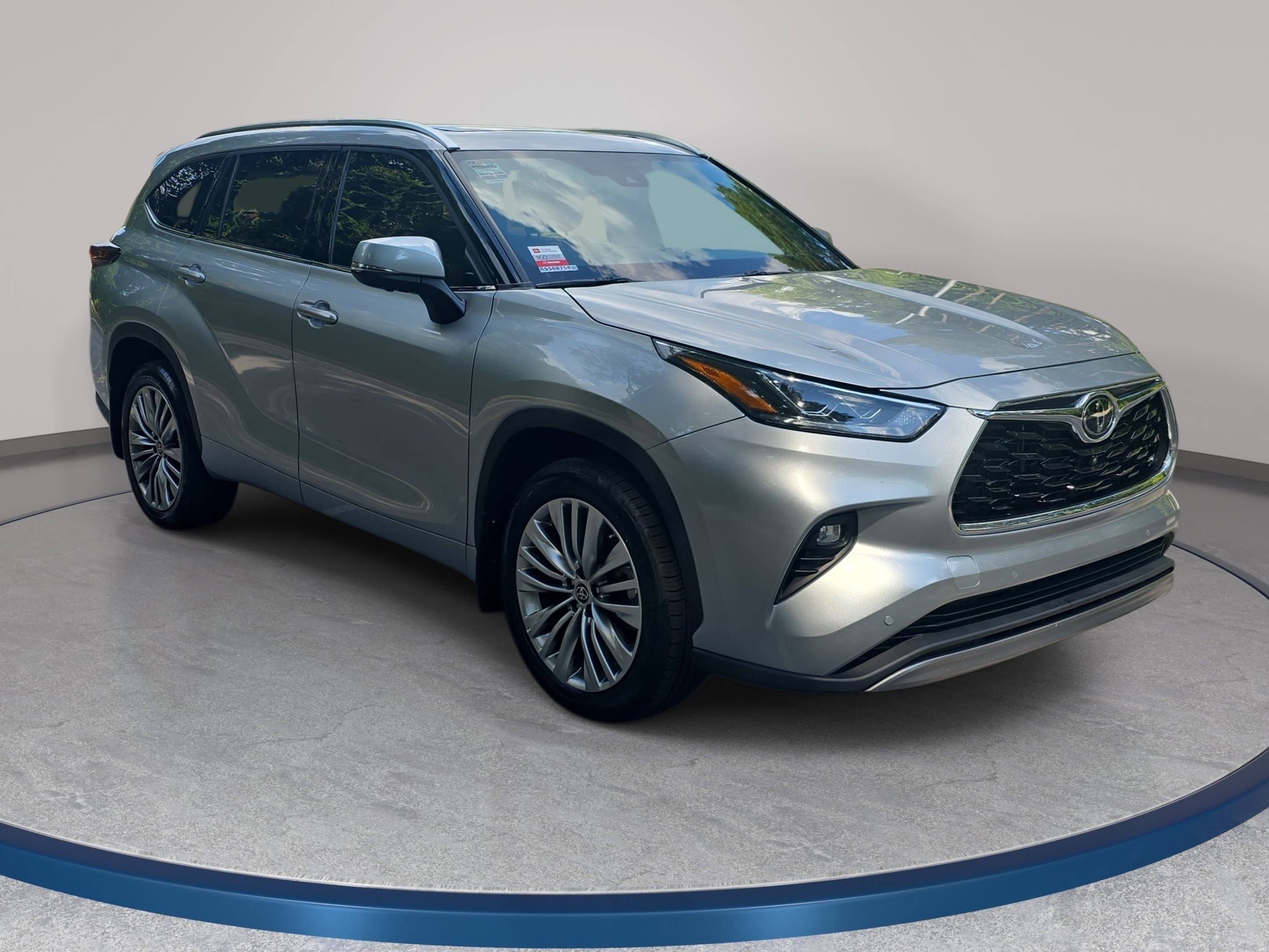 Used 2024 Toyota Highlander Platinum AWD/4WD image 3