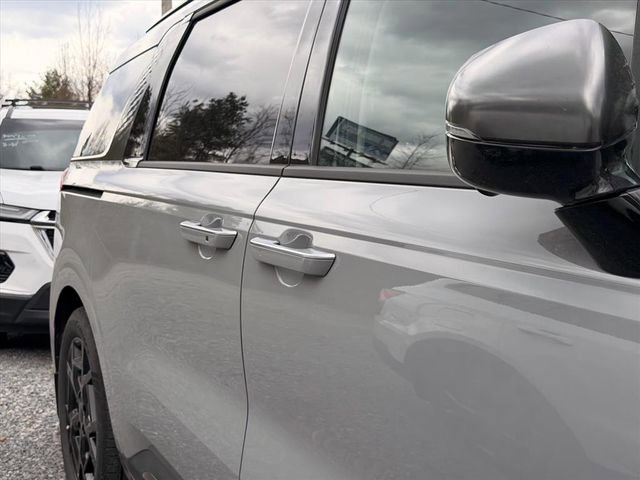 Used 2025 Kia Carnival SX w/ SX Dark Edition Package image 14