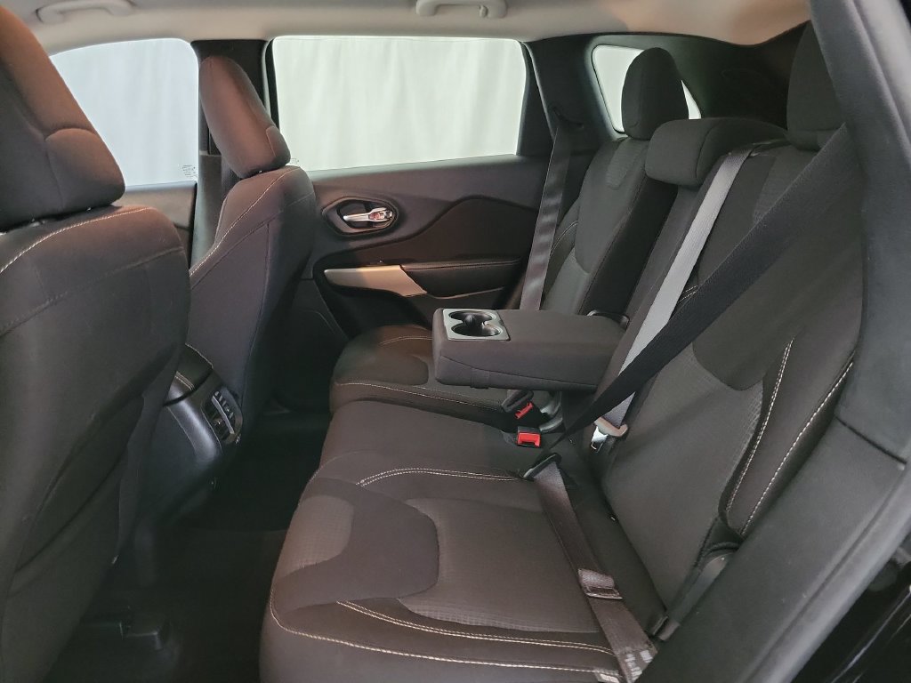 Used 2017 Jeep Cherokee Latitude w/ Cold Weather Group FWD image 11