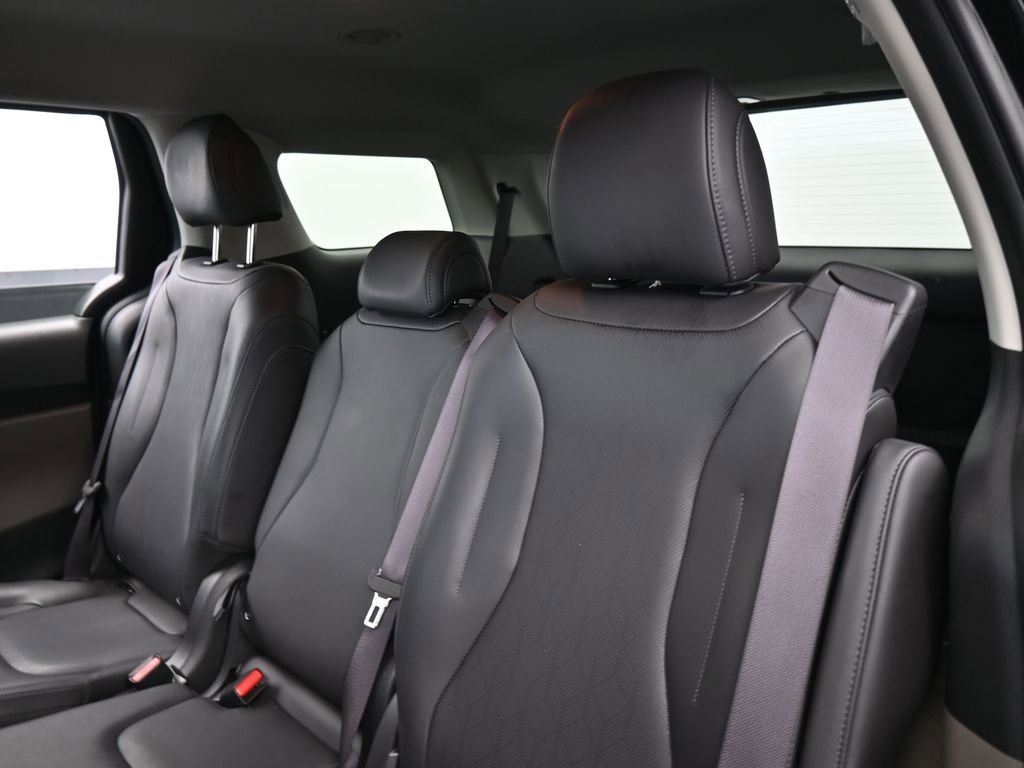 Used 2025 Kia Carnival image 31