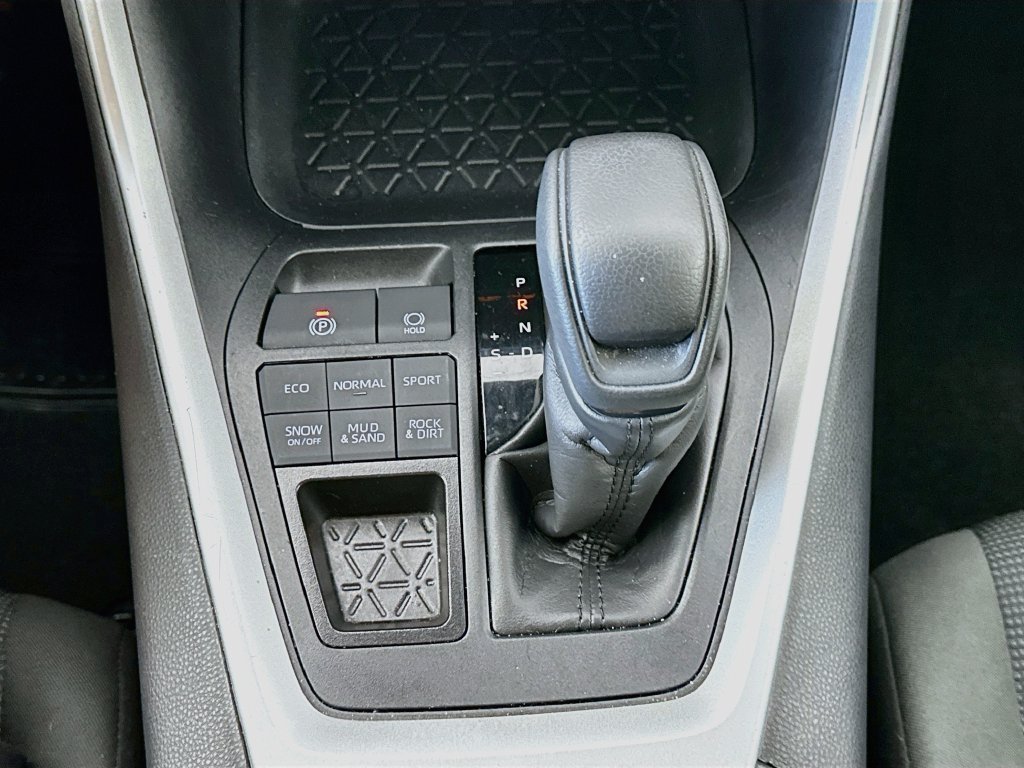 Used 2025 Toyota RAV4 LE AWD/4WD image 16