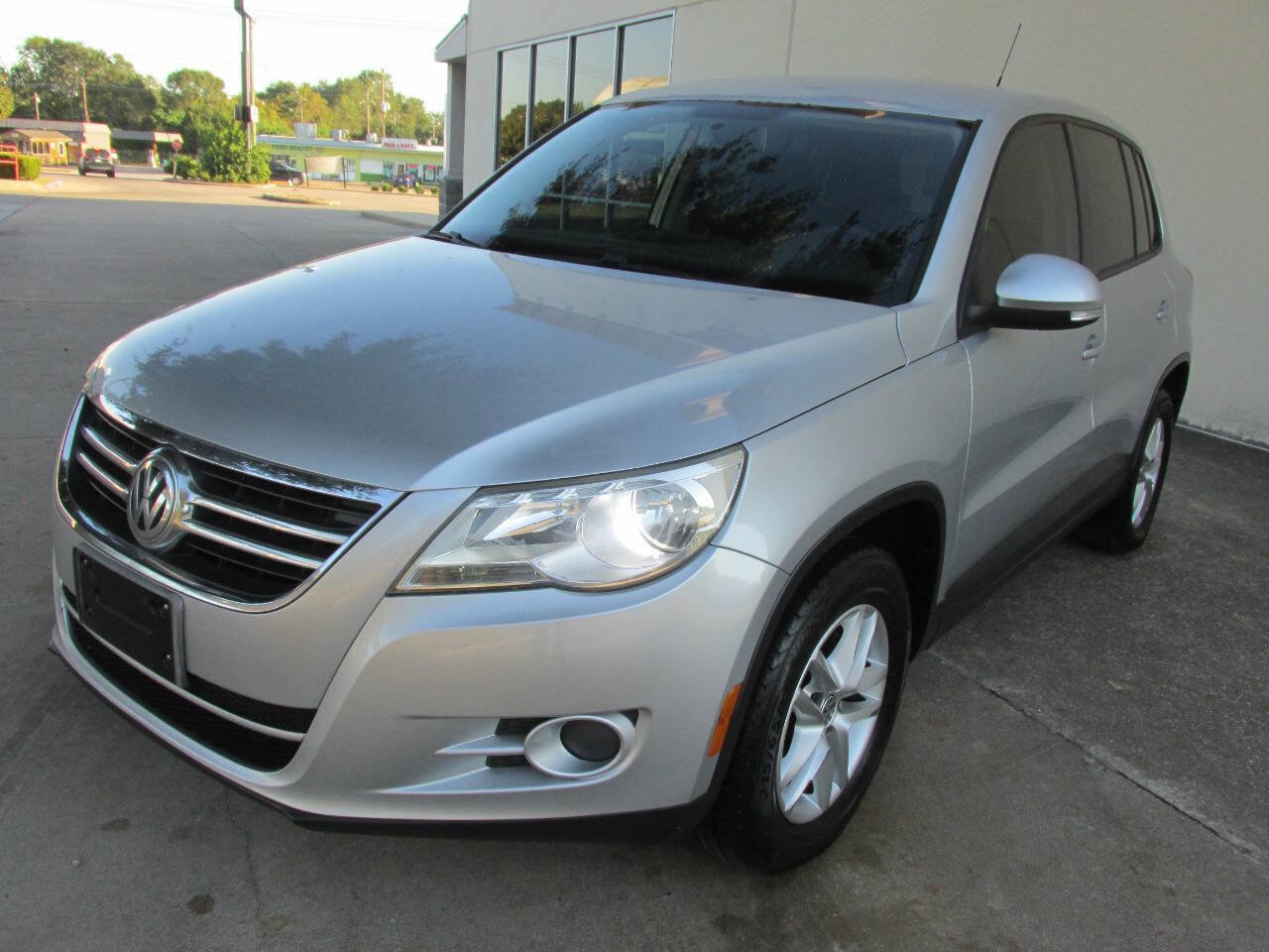 Used 2011 Volkswagen Tiguan S image 3